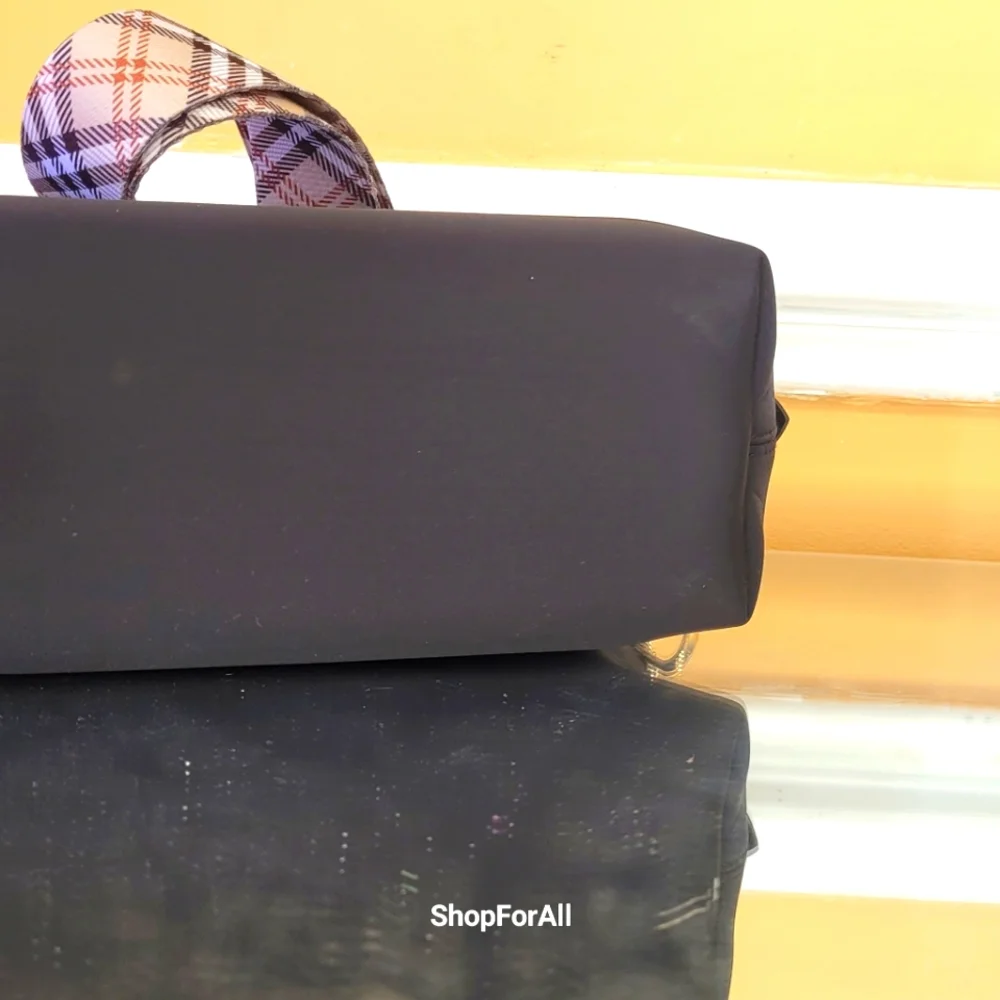 - Burberry pouch /crossbody bag/ Toiletry bag/ travel bag/ shoulder bag - Picture 4 of 11